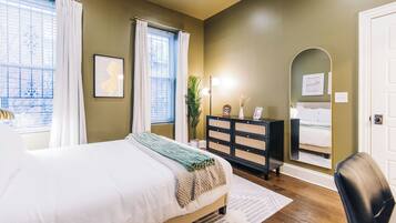 2 Schlafzimmer, Schreibtisch, Bügeleisen/Bügelbrett, Reisekinderbett