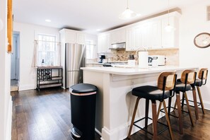 Fridge, microwave, oven, stovetop - True 2-bed - 20 mins to NYC! Luxury Brownstone (Jersey City)