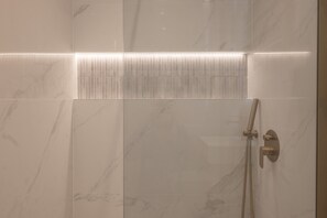 Douche, sèche-cheveux