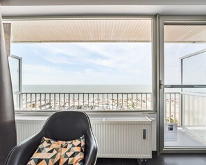Apartment | Living room - Spacious Studio With sea View (Blankenberge)