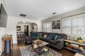 TV, offices - Bungalow Downtown, Easy Airport Access (San Diego)