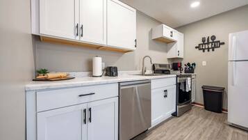 Køleskab, ovn, kogeplade, opvaskemaskine