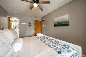 1 bedroom, desk, iron/ironing board, WiFi