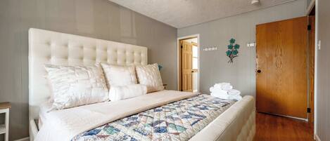 1 bedroom, desk, iron/ironing board, WiFi