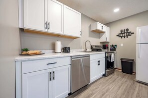 冷蔵庫、オーブン、コンロ、食器洗い機