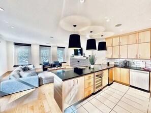 Interior - Delaware Loft-2BR/2.5 BA Townhome w/ Rooftop Deck (Indianapolis)