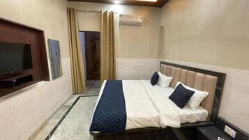 1 bedroom, iron/ironing board, bed sheets