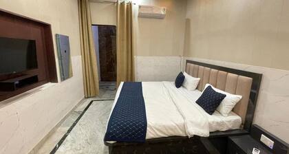 Taran Bliss Home stay : Deluxe Double Room (2 Adults + 1 Child)