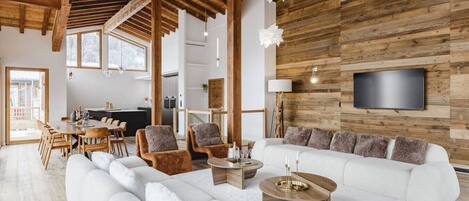Smart TV, chimenea y estéreo