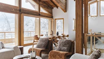 TV connectée, cheminée, chaßne hi-fi