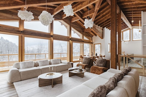 Smart TV, fireplace, stereo