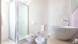 A modern bathroom with a glass-enclosed shower, a toilet, a bidet, and a large sink. - Villa La Tonnara (Porto Cesareo)