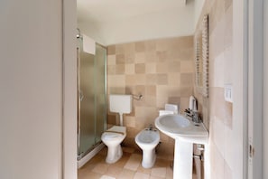 Apartament estàndard | Bany | Dutxa, capçal de dutxa tipus cascada, assecador de cabells i sabatilles