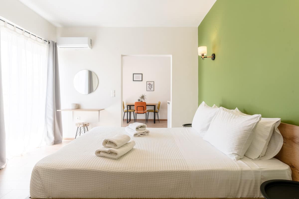 Ein Hotelzimmer mit einem großen Bett, einem Schreibtisch und einem Stuhl.