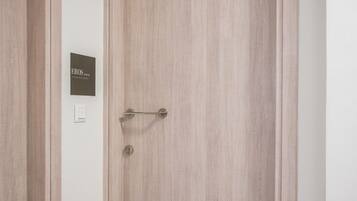 Una puerta de madera con un picaporte y una pequeña placa encima.