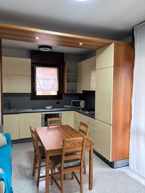 Kühlschrank, Geschirrspüler, Wasserkocher mit Kaffee-/Teezubehör