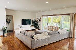 Una Smart TV, una chimenea, videojuegos, una mesa de tenis de mesa