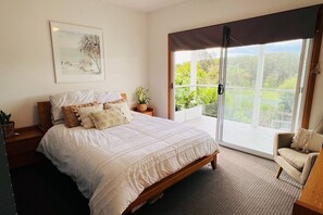 5 bedrooms, iron/ironing board, WiFi, bed sheets - 5 bedroom Beach house - 13m pool & Lake at back door - sleeps 13 (Swansea Heads)
