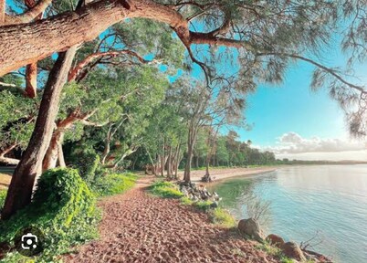 5 bedroom Beach house - 13m pool & Lake at back door - sleeps 13