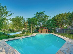 Pool - Family fun 4bed/2bath with pool (San Antonio)