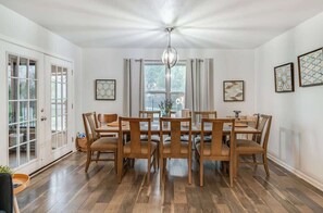 Dining - Family fun 4bed/2bath with pool (San Antonio)