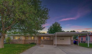 Exterior - Family fun 4bed/2bath with pool (San Antonio)