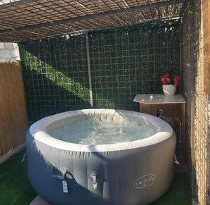 Outdoor spa tub - Centrally located 1-bedroom apartment with jacuzzi & private parking (Split)