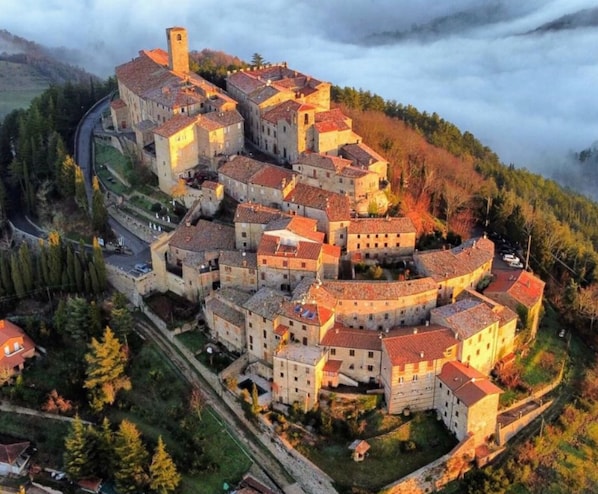 Exterior - Stunning Luxury House (Lower 2 Floors) with Amazing Views & Pool in green Marble (Monte Santa Maria Tiberina)