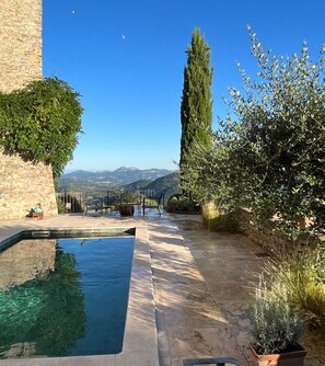 Outdoor pool - Stunning Luxury House (Lower 2 Floors) with Amazing Views & Pool in green Marble (Monte Santa Maria Tiberina)