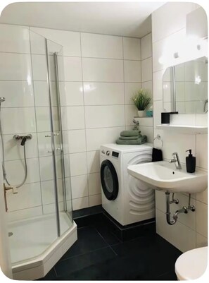 Haartrockner, Handtücher, Seife, Toilettenpapier