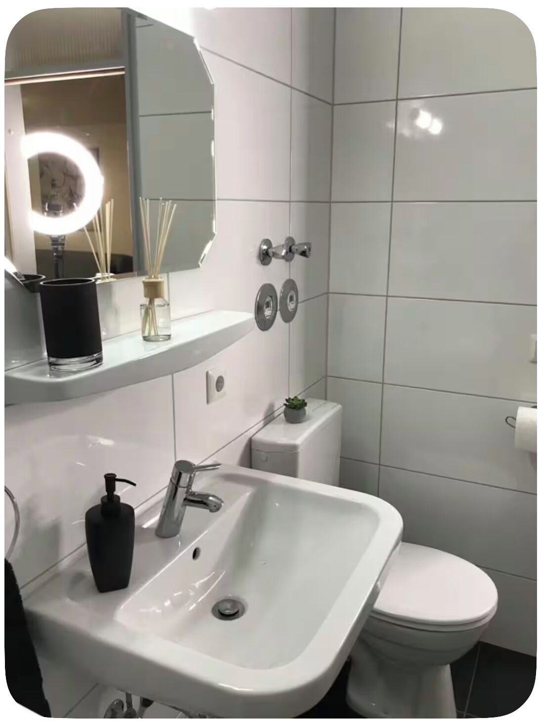 Haartrockner, Handtücher, Seife, Toilettenpapier