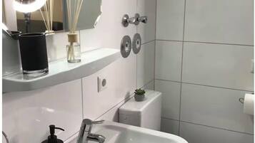 Haartrockner, Handtücher, Seife, Toilettenpapier