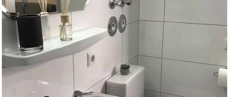 Secadora de cabello, toallas, jabón, papel de baño
