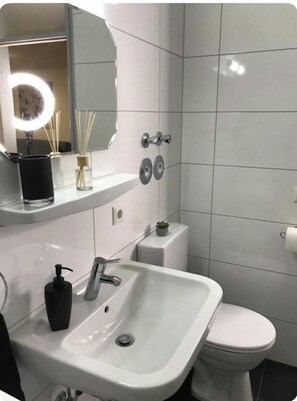 Hair dryer, towels, toilet paper - Beautiful vacation apartment (Ravensburg)