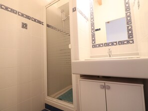 Bathroom - 2-room duplex with terrace and air conditioning, sea view in Sète (Sète)