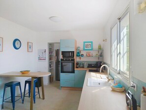 Fridge, oven, dishwasher, coffee/tea maker