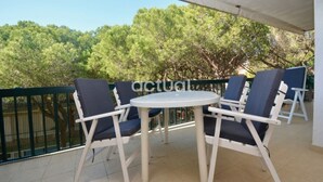 A covered outdoor seating area with a round table and four chairs. - Family apartment 3 bedr, near beach, terrace, air conditioning, garage in Platja d'Aro (Platja d'Aro)