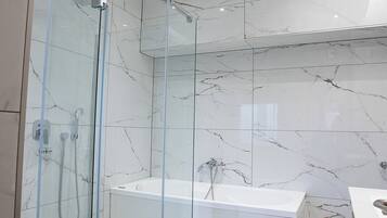 Appartement Classique, balcon, vue ville | Salle de bain