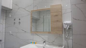 Apartamento clásico, balcón, vistas a la ciudad | Baño