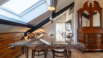 Apartment, 1 Bedroom, City View | Dining room