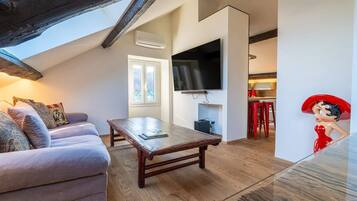 Apartment, 1 Bedroom, City View | Living room | Books