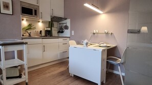 Fridge, microwave, stovetop, coffee/tea maker - Vacation apartment Mühlenblick (Laboe)