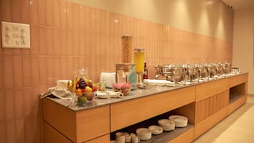 Café da manhã com buffet grátis todos os dias