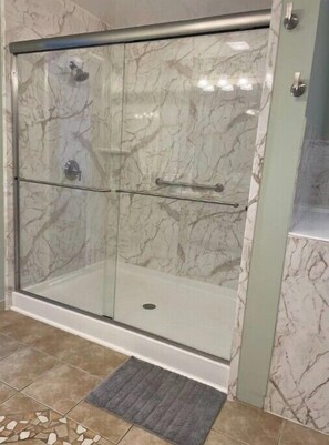 Dusche, Handtücher, Seife, Toilettenpapier