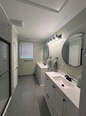 Dusche, Handtücher, Seife, Toilettenpapier