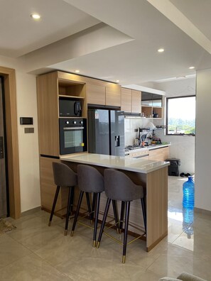 Kühlschrank, Mikrowelle, Ofen, Herdplatte