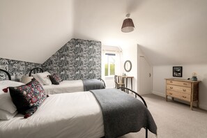 2 habitaciones, tabla de planchar con plancha, cuna de viaje y wifi 