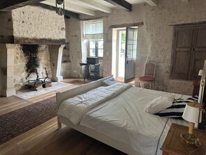 5 slaapkamers, een strijkplank/strijkijzer, internet, beddengoed