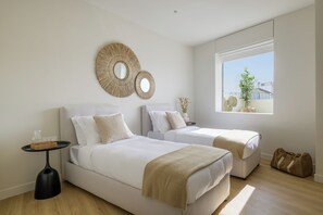 3 chambres, bureau, fer et planche à repasser, lit de bébé portatif