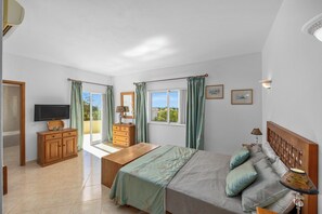4 habitaciones, tabla de planchar con plancha, wifi y ropa de cama 